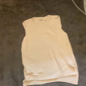 Stickad klänning - En stickad klänning lite kort. Fint stick och nästan aldrig använd 