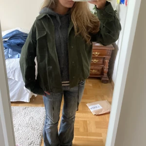 Grön Zara kappa / jacka med tryck  - Grön jacka/kappa från zara med tryck på ryggen. Nästan helt oanvänd💖