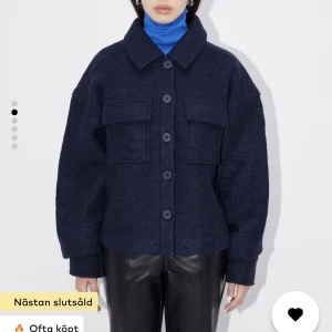 Marinblå jacka - Säljer min jacka från LeGer. Storlek 36. Fin till hösten! Frakt tillkommer