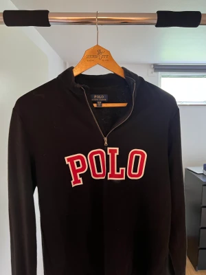 Ralph lauren polokrage - Ralph lauren polokrage med halfzip som är använd max tre gånger pga att den var för stor för mig förut men att den nu är för liten så därför är skicket 9/10! Storleken passar bäst på folk med storlek S men funkar också på M