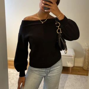 Off Shoulder Tröja - Så fin off shoulder tröja som tyvärr inte kommer till användning 🤍 Storlek XS men passar även S och M. Fint skick🫶🏼