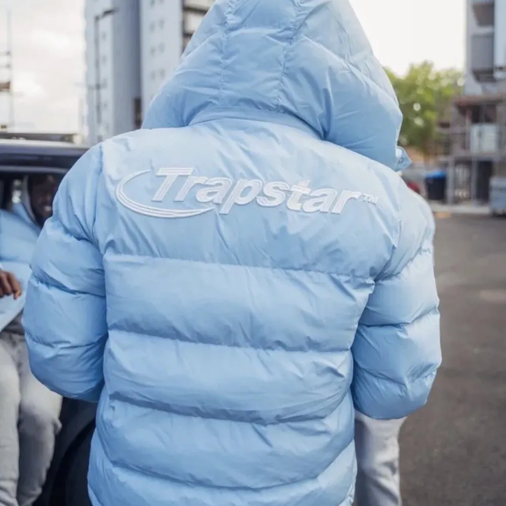 Säljer min lätt använda Trapstar Hyperdrive jacka i färgen Baby Blue, endast använd halva förra vintern, fysiskt och online kvitto finns ifrån Trapstars hemsida jätte fint skick på jackan Bilderna är tagna ifrån internet då jag är utomlands för tillfället. Jackor.