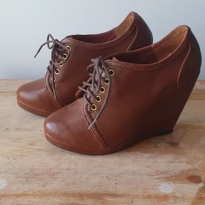 Kilklack skor - Fina kolklack skor i strl 36, endast använda vid 2 tillfällen.