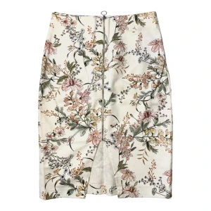 Blommig kjol  - En vintage asiatisk kjol, bra skick :) (frakten kanske inte är de som står)