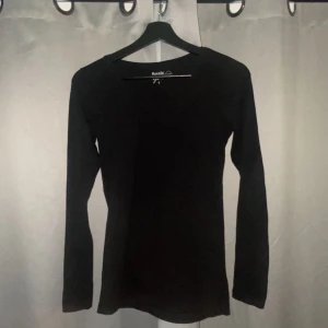 svart bas plagg  - säljer en uringad tröja. använd en gång så den ser helt ny ut, den är i s men passar xs-m💞