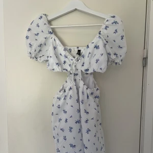 Blommig klänning - Kort Blommig jättefin sommarklänning från hm i Stl 38. Använd 1 gång.