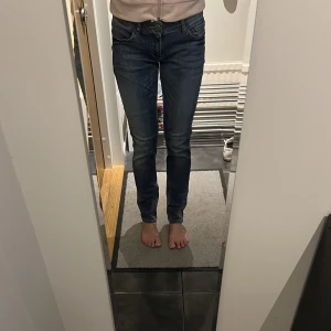 Jeans - Jeans från Only i strl M/32. Använda några gånger. Köparen står för eventuell frakt. 