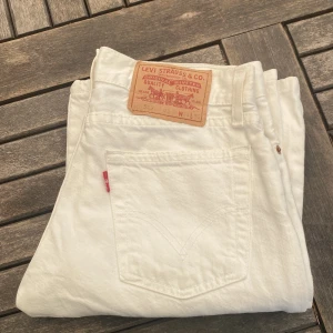 Vita Levi’s jeans  - Nästan helt nya Levis jeans. Säljer eftersom att dom är för små tyvärr. Köparen står för frakten! 