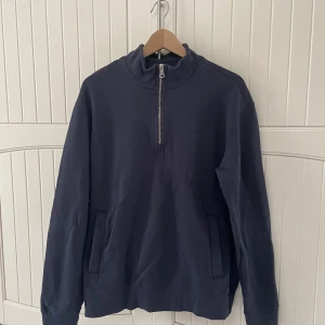 J.linberg half zip - Säljer nu denna tröja för jag inte använder den då jag har en annan liknande. Nypris 1400kr (kvitto finns). Väldigt sparsamt använd.