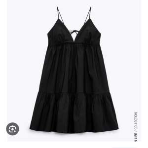 Svart klänning från Zara, köpt förra året men knappt använd! 