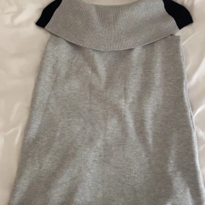 Off shoulder tröja  - Säljer denna off shoulder tröjan då den inte kommer till användning. 