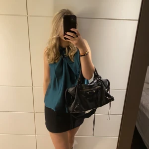 Satin topp  - Säljer denna snygga satin topp som är i nyskick, endast använd fåtal gånger! 🤩🤩🤩🤩