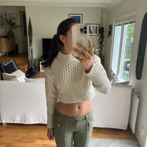 Stickad tröja - Cool stickad tröja från Zara 😊 Har aldrig använt och säljer pågrund av att jag har för många tröjor ❣️ Köptes för 500 och säljer för 200. Priset kan diskuteras 