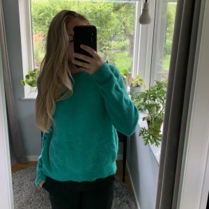 Stickad tröja - stickad tröja från zara i fin grön färg!!