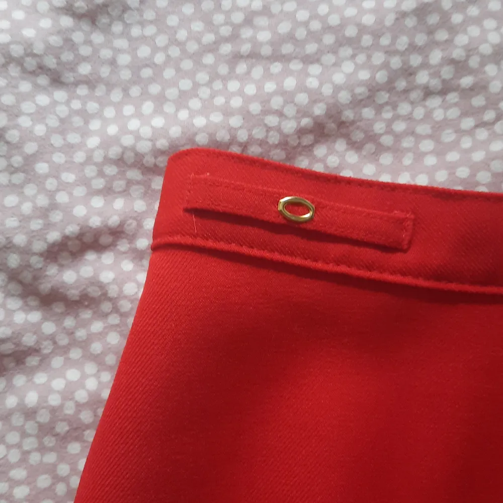 Röd vintage kjol. Lite A-linje / pennformad. Väldigt fin och färgsprakande. Ger en väldigt smickrande form. . Kjolar.