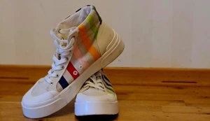 Snickare toppen skick st 44 - Fina sneaker i toppen skick st 44