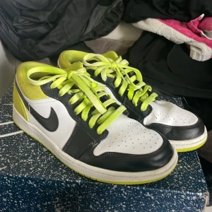 Jordan 1 low black cyber - Använda men i bra skick. Säljer då dom inte kommer till användning längre. Nypriss 