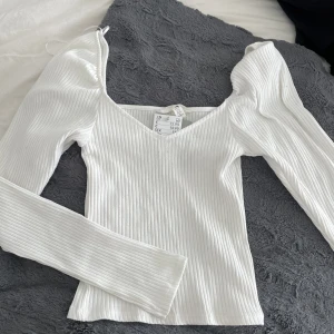 Vit topp - Vit superfin topp från hm i storlek xs, aldrig använd 