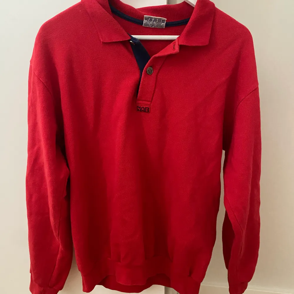 Röd tröja med detaljer i storlek L men passar S-L. Tröjor & Koftor.
