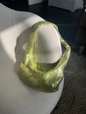 Grön paljettväska - Säljer min gröna paljettväska då den inte kommer till användning längre💚💚