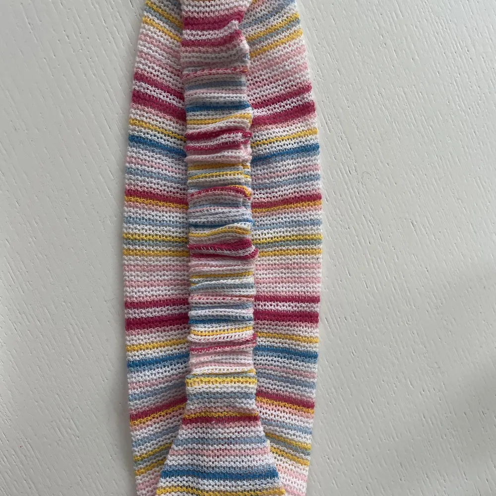 Headband från Djerf avenue i nyskick 🌺nypris 399 kr. Köparen står för frakten!. Accessoarer.