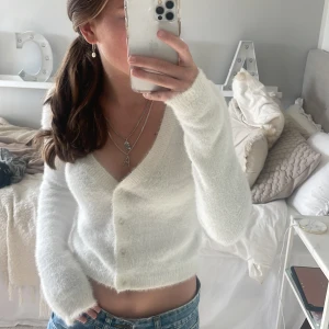 Vit kofta  - Säljer nu min så fina kofta som inte finns i sortimentet längre!🤍skicket är som nytt då den inte kommit till användning därav att den säljs. 