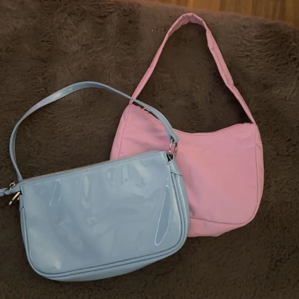 En lila och en blå handväska, båda är från Ginatricot och är oanvända. 1 för 70 och båda för 120. Väskor.