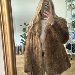 Pälsjacka  - Köpt secondhand 🤍 jättefin till höst och vinter 
