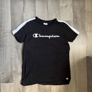 Champion T-shirt  - Denna champion T-shirt har jag använt en gång men satt för tajt enligt mig. Är i storlek M men passar även mindre storlekar.