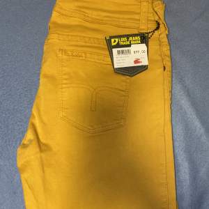 Helt nya lois jeans med prislappen kvar. Jeansen är i modellen ”Rastaly” och färgen ”0025/ gul”. Finns två par i storleken W26/L34.