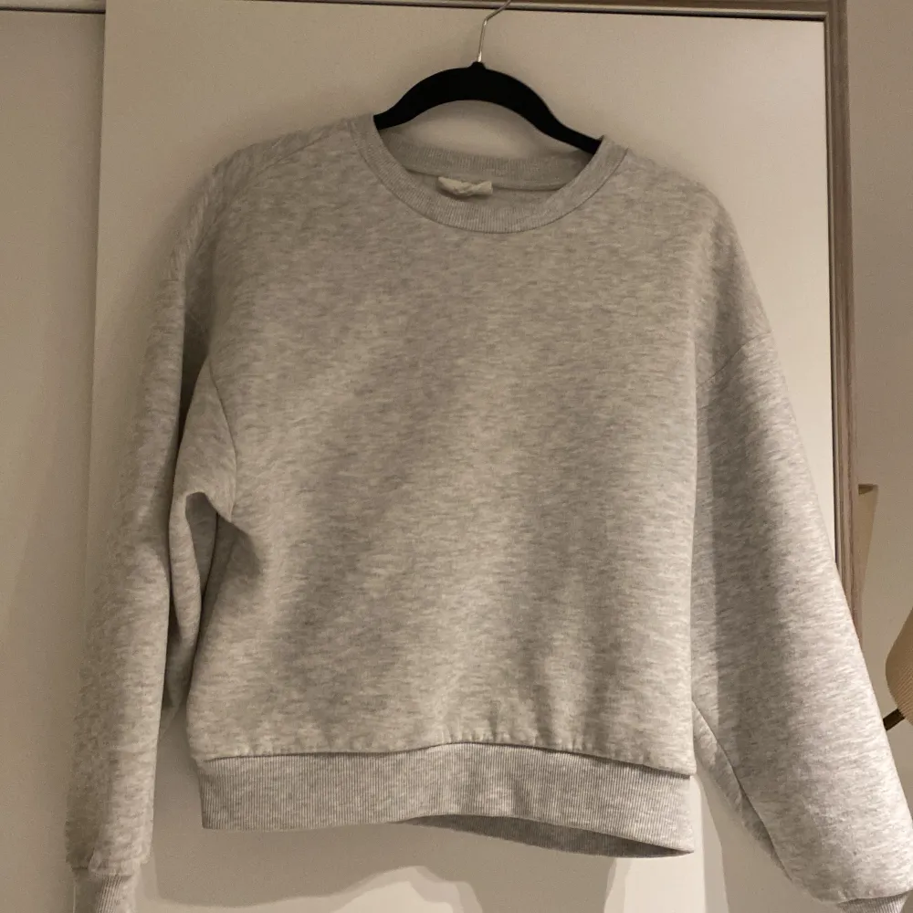 Jättefin ljusgrå sweatshirt från ginatricot. Använt ganska mycket men bra skick. Säljer pågrund av att den är lite för liten för mig.🫶. Tröjor & Koftor.