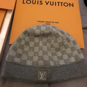 En Louis Vuitton mössa i mycket bra skick, box ingår. 