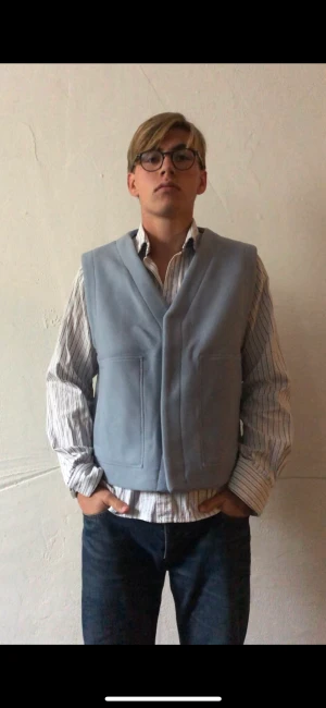 Filippa K väst - En snygg ullväst från Filippa K i duvblå. Västen är i mycket bra skick å prislappen är fortfarande kvar. 