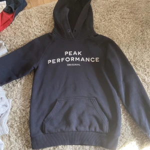 Peak performance hoodie - Säljer då den inte kommer till användning längre, hel och fin dock är snörena borta därav priset. Skriv om du vill ha fler bilder eller undrar något. 150 plus frakt