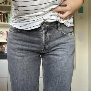 Snygga straight jeans med låg midja från Weekday i modellen Pin. Säljer då jag köpte i fel storlek.