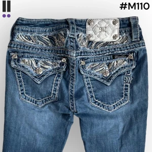 M110 lågmidjade bootcut missme jeans  - MissMe jeans i model Boot 💜 Tag 25W 💜Midja (rakt över) 31cm 💜 Innerben 72cm 💜 Ytterben 94cm 💜 Benöppning 19cm 💜  💜Våra mått blir W=24, L=28 💜 Men jämför alltid måtten💜
