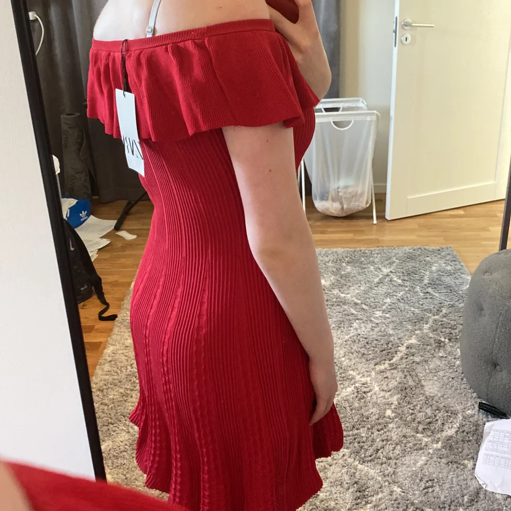 Röd klänning, helt oanvänd med lappen kvar. Står inget pris dock😅skriv för mer info. Klänningar.