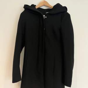 Säljer denna svarta kappa med luva i storlek S, köpt under våren. 