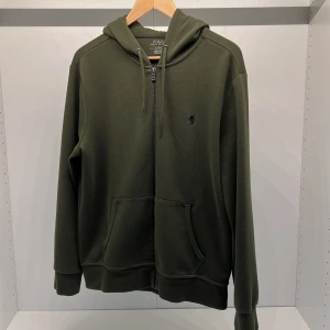 Ralph lauren hoodie - Säljer en till Ralph lauren zip hoodie fast i färgen olivgrön, skicket på denna är också så bra som det kan bli eftersom det inte kommit till användning med samma anledning som förra.