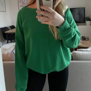 Superskönt Grön sweatshirt från lager 157, köpt förra året men kom inte till användning så mycket som tänk. 