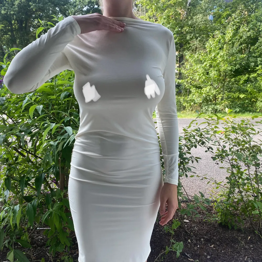 Så fin vit tight klänning i skönt och stretchigt material. Sitter superfint på! Köpt här på Plick så vet inte märket tyvärr. . Klänningar.