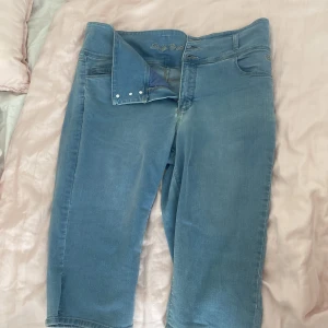 Vintage shorts - Shorts som går till knäna. Dem är rätt så stora runt midjan och går att så om så de passar en bra. 