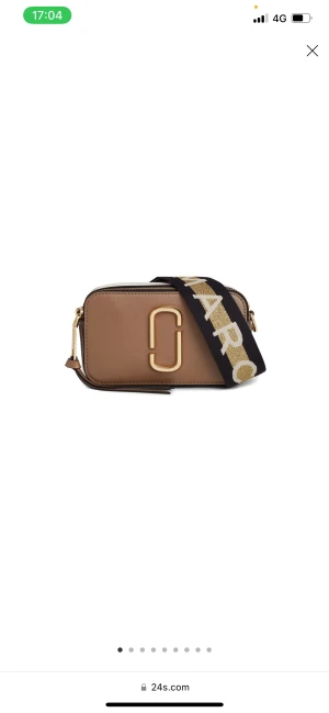 Marc Jacobs väska beige  - Hej. Tänkte kolla intresset på denna superfina Marc Jacobs väskan i beige. Hör av er vid frågor eller funderingar! Nypris:4500kr🌸