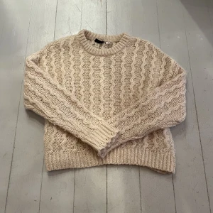 Stickad tröja - Skön vintertröja🤍Köparen står för frakt!