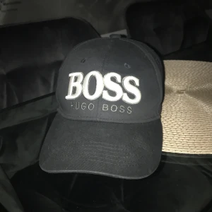 Hugo boss keps  - Använd ett par gånger men inga skador alls, spännet är bra och mest legat på en hylla.