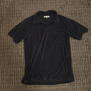 S.C.W frotté pilé - Snygg mörkblå frotté piké i storlek S (stor i storleken)