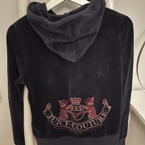 Juicy Couture dress - Säljer min juicy couture mysdress använd inte mer än 2 gånger. Köpt i USA 🇺🇸