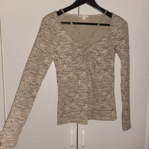 Tröja  - Super fin knappt använd tröja, säljes då jag har för mycket kläder🦋