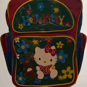 Hello kitty ryggsäck! - Bra skick! Den har tappat några små paljett grejer på framsidan men annars är den i toppen skick!