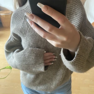 Stickad beige tröja  - Jättemysig beige stickad tröja i storlek s, aldrig använd. Passar perfekt nu till vintern då den är i ett tjockare lite lyxigare material, inte stickig eller liknande.💞